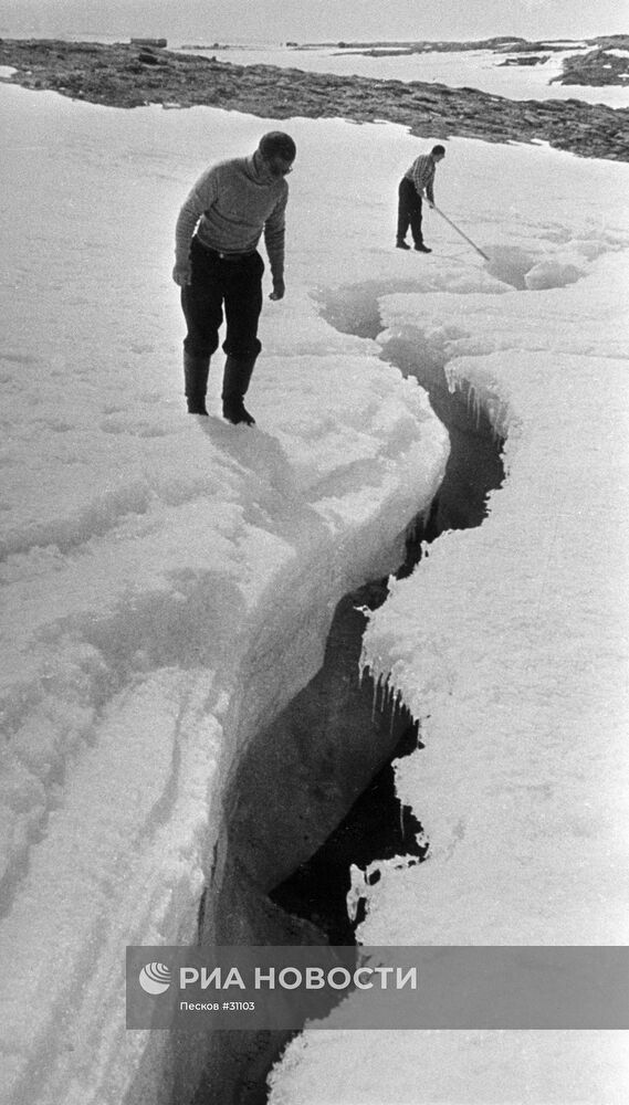 АНТАРКТИДА ЛЕДНИК ТРЕЩИНА