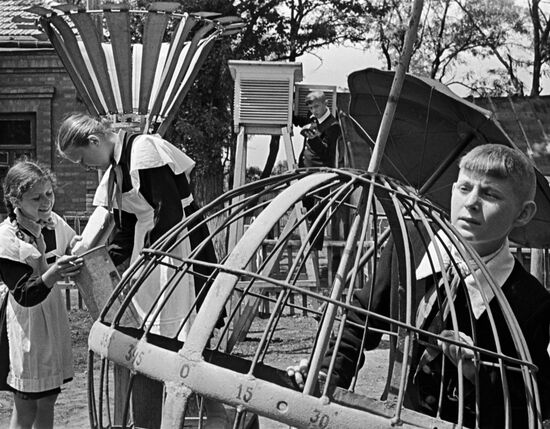 ШКОЛЬНИКИ МЕТЕОРОЛОГИЧЕСКАЯ ПЛОЩАДКА