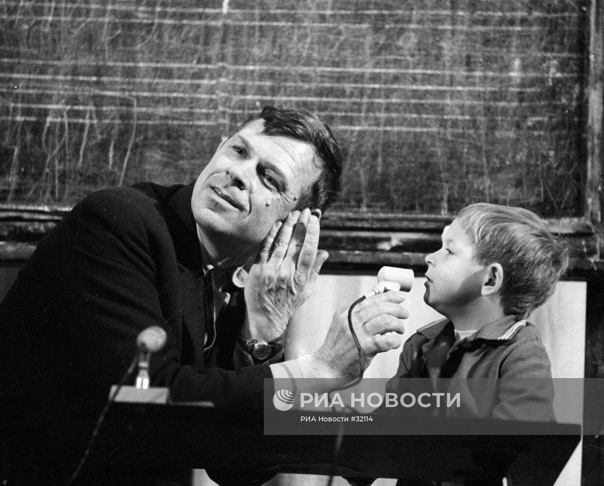 ДЕВОЧКА МИКРОФОН