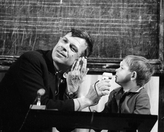 ДЕВОЧКА МИКРОФОН