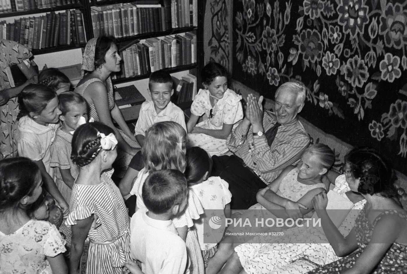 Корней Чуковский с юными читателями