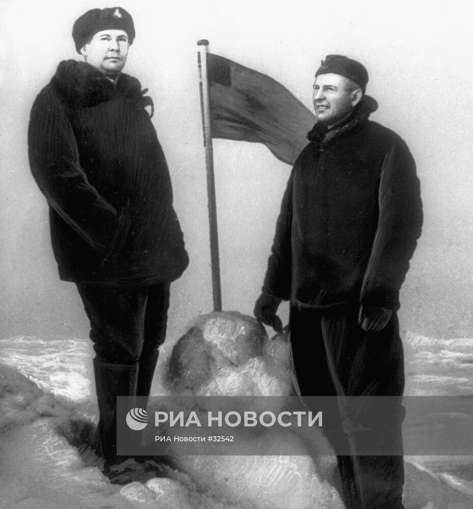 Лев Жильцов, А. Штурманов у флага на Северном Полюсе
