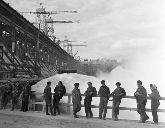 Строители Братской ГЭС