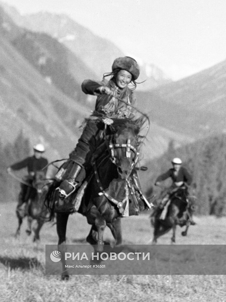 Киргизская девушка-джигитка