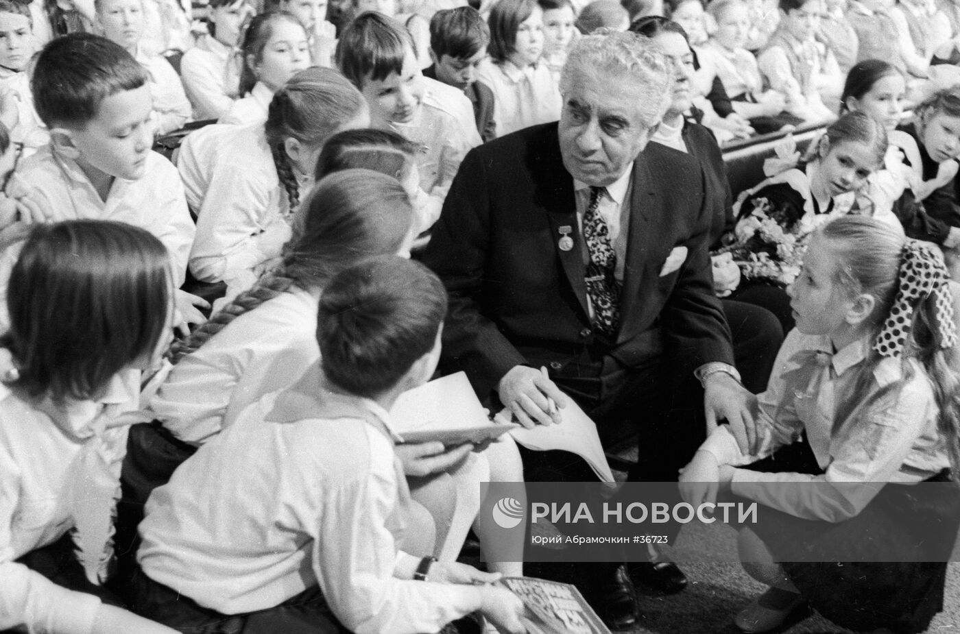 Арам Хачатурян на встрече со школьниками