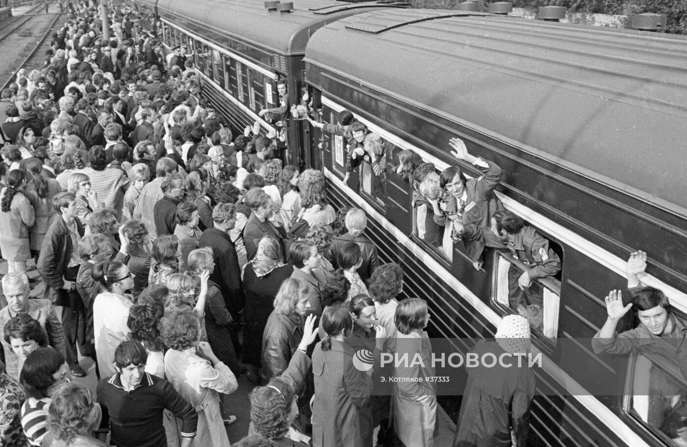 ПОЕЗД ОТЪЕЗД ПРОВОЖАЮЩИЕ