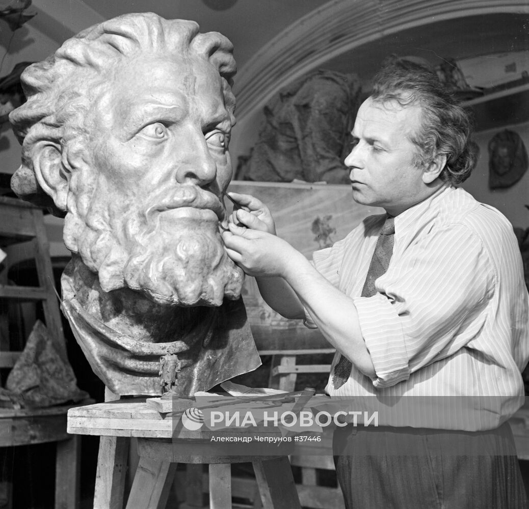 Скульптор Сергей Орлов в мастерской за работой