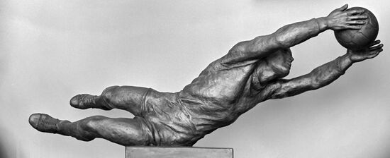 ДЕЙНЕКА СКУЛЬПТУРА ГОЛКИПЕР