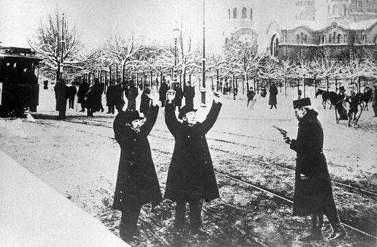 РИГА ПРОХОЖИЕ ПОЛИЦЕЙСКИЙ ОБЫСК