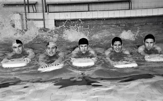 Лев Яшин с товарищами по команде в бассейне