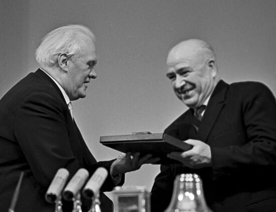 ЛЕНИНСКАЯ ПРЕМИЯ ДЕЙНЕКА ТИХОНОВ