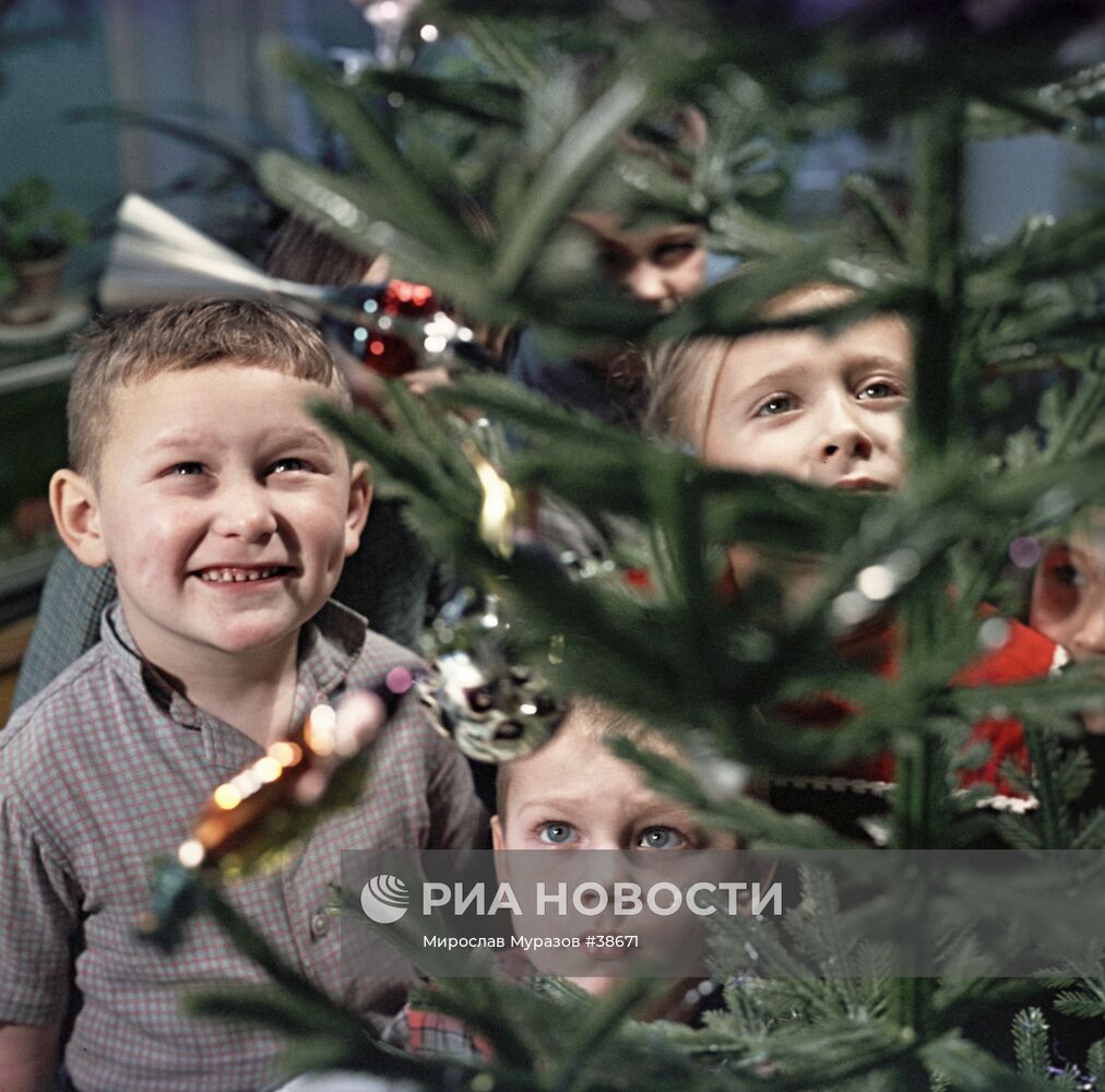 Дети стоят у новогодней елки