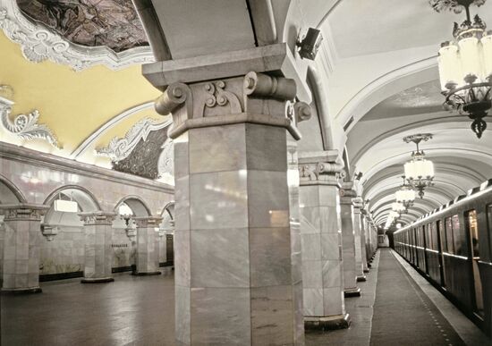 Станция метро "Комсомольская" (кольцевая)