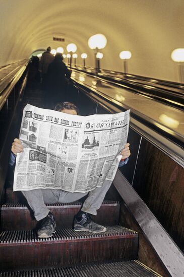 Пассажир на эскалаторе метро