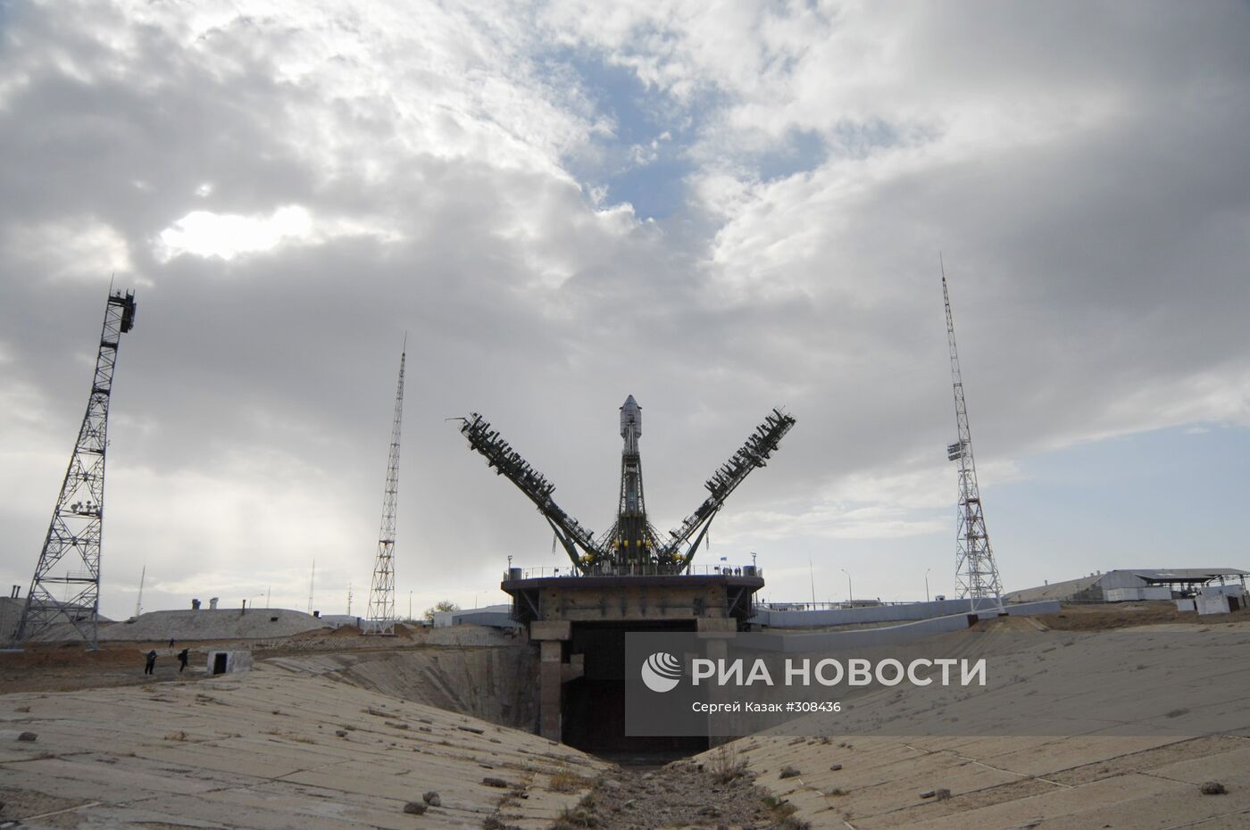 Подготовка к запуску РКН "Союз-ФГ" со спутником "Галилео"