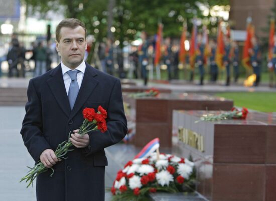 Д.Медведев возложение цветов