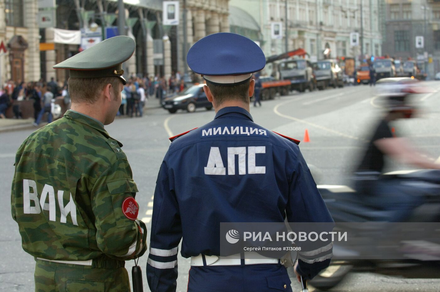 Сотрудники ВАИ и ДПС на Тверской улице.