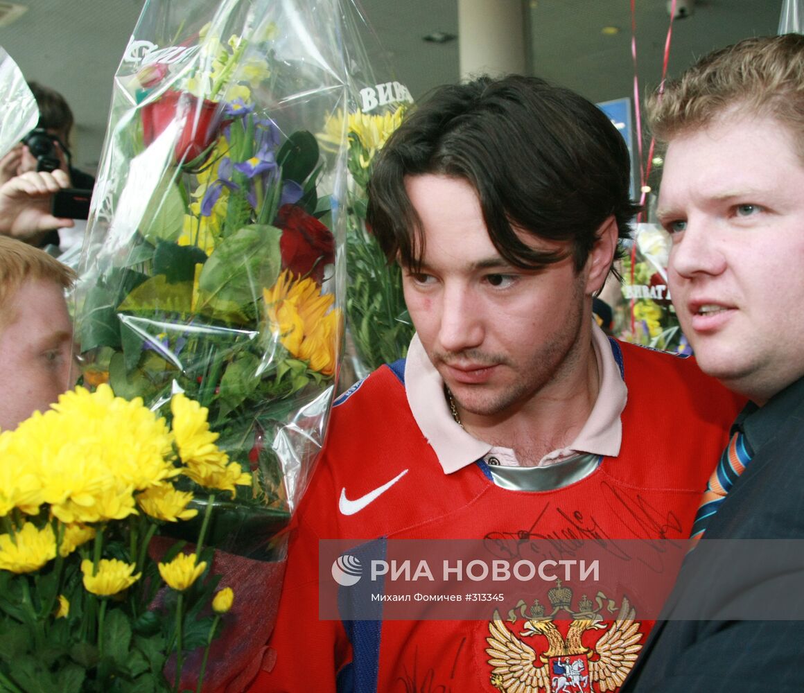 Сборная России по хоккею вернулась в Москву