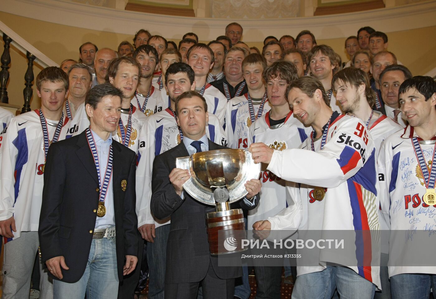 Д.Медведев сборная по хоккею