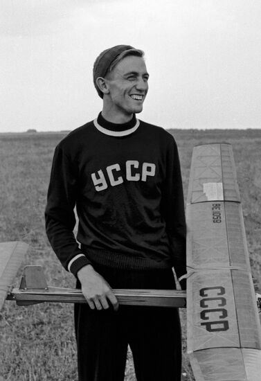 Авиамоделист Е.Вербицкий