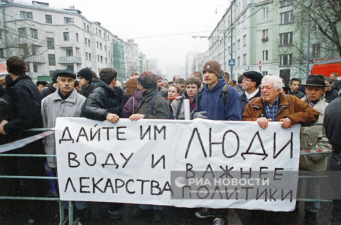 У здания на Дубровке 25 октября 2002 года