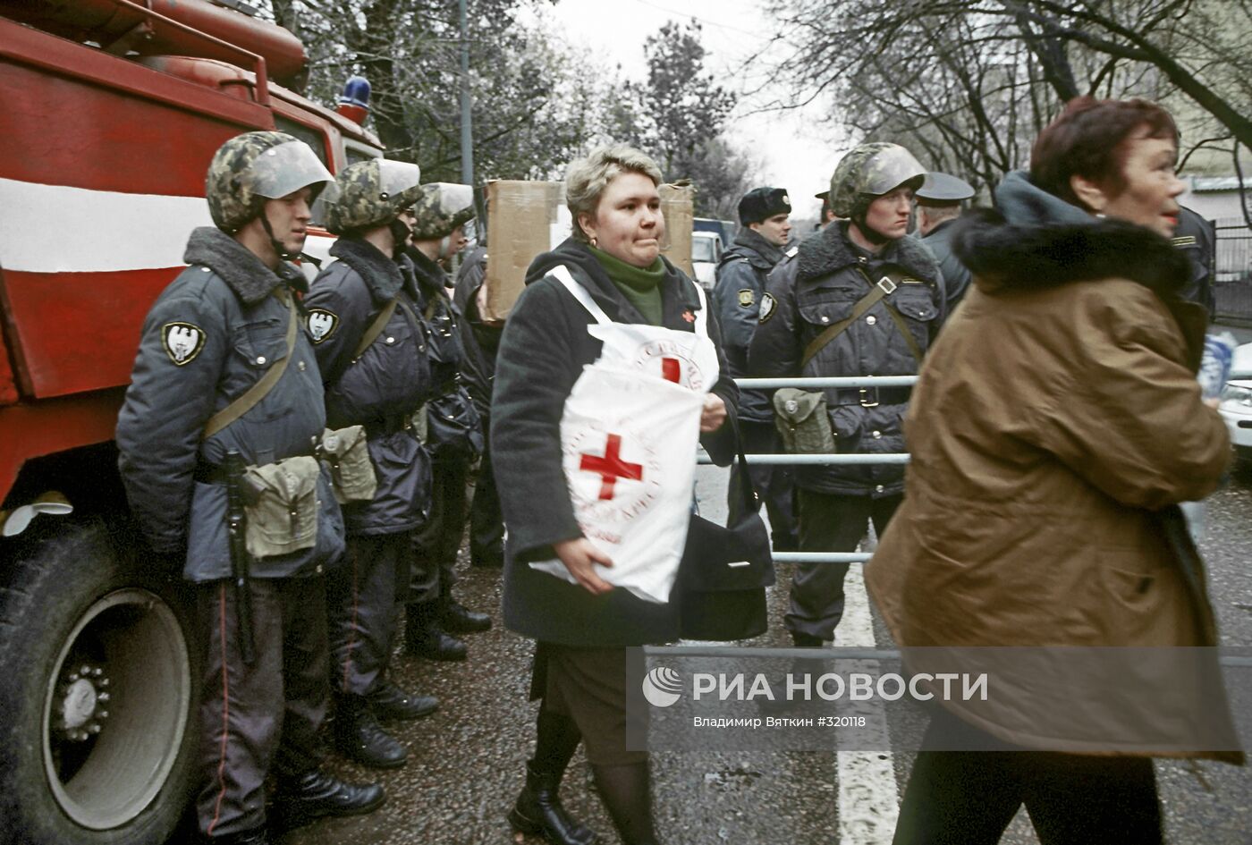 У здания Театрального центра на Дубровке