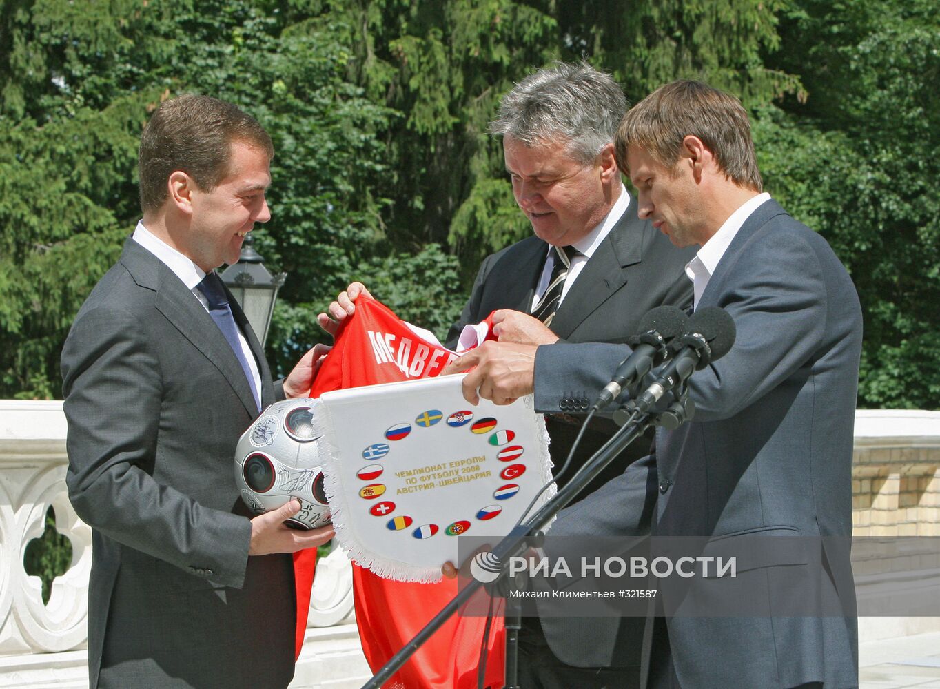 Д.Медведев сборная России по футболу