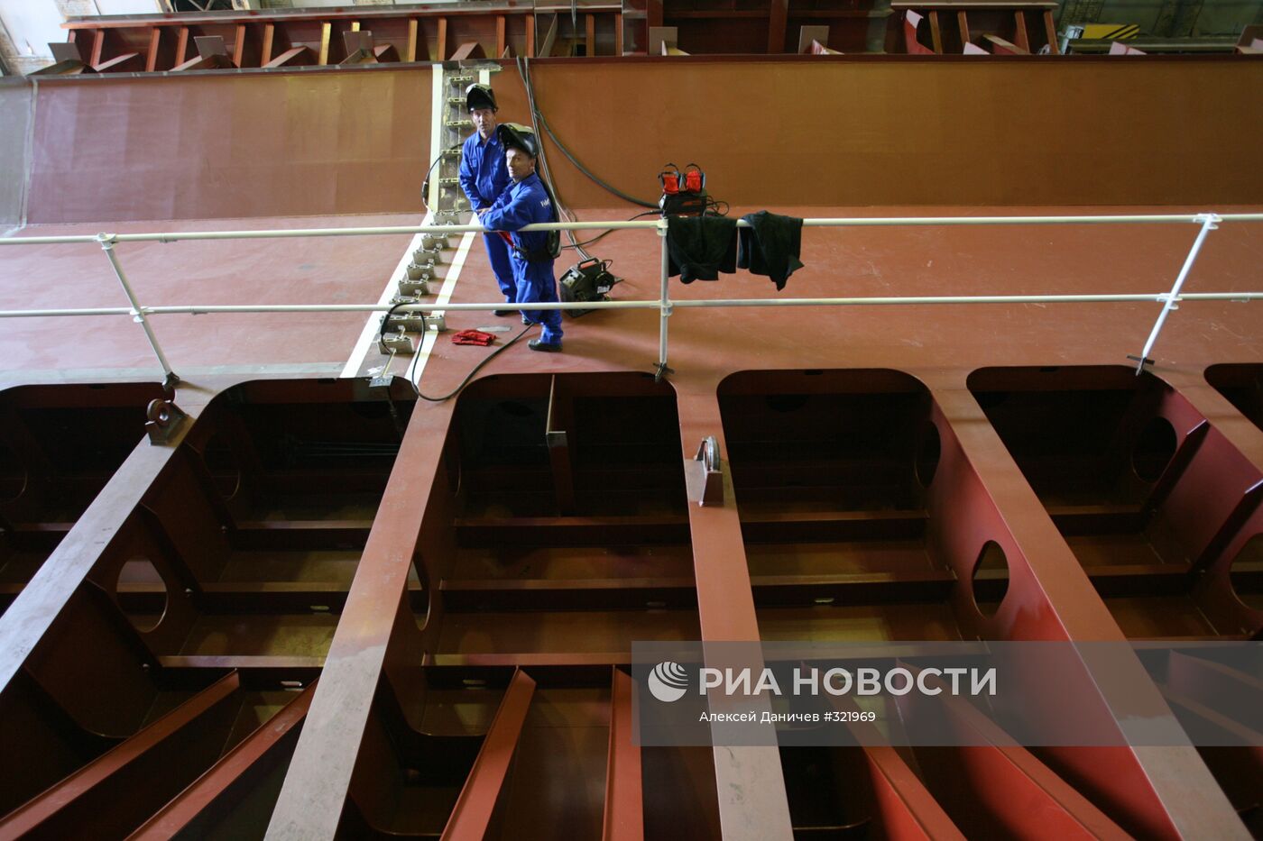 Церемония закладки плавучей буровой установки в Выборге