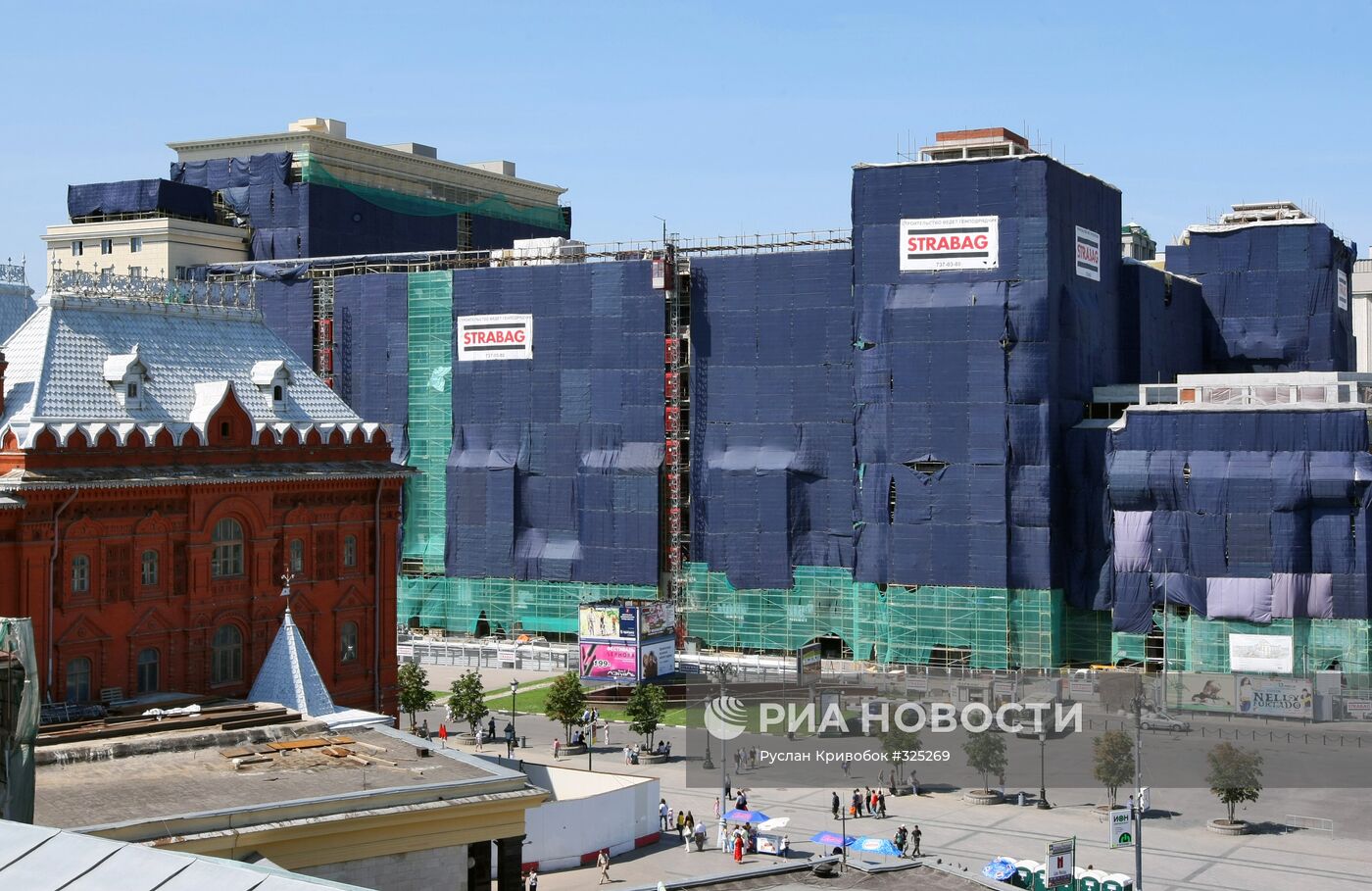 Строящееся здание гостиницы "Москва"