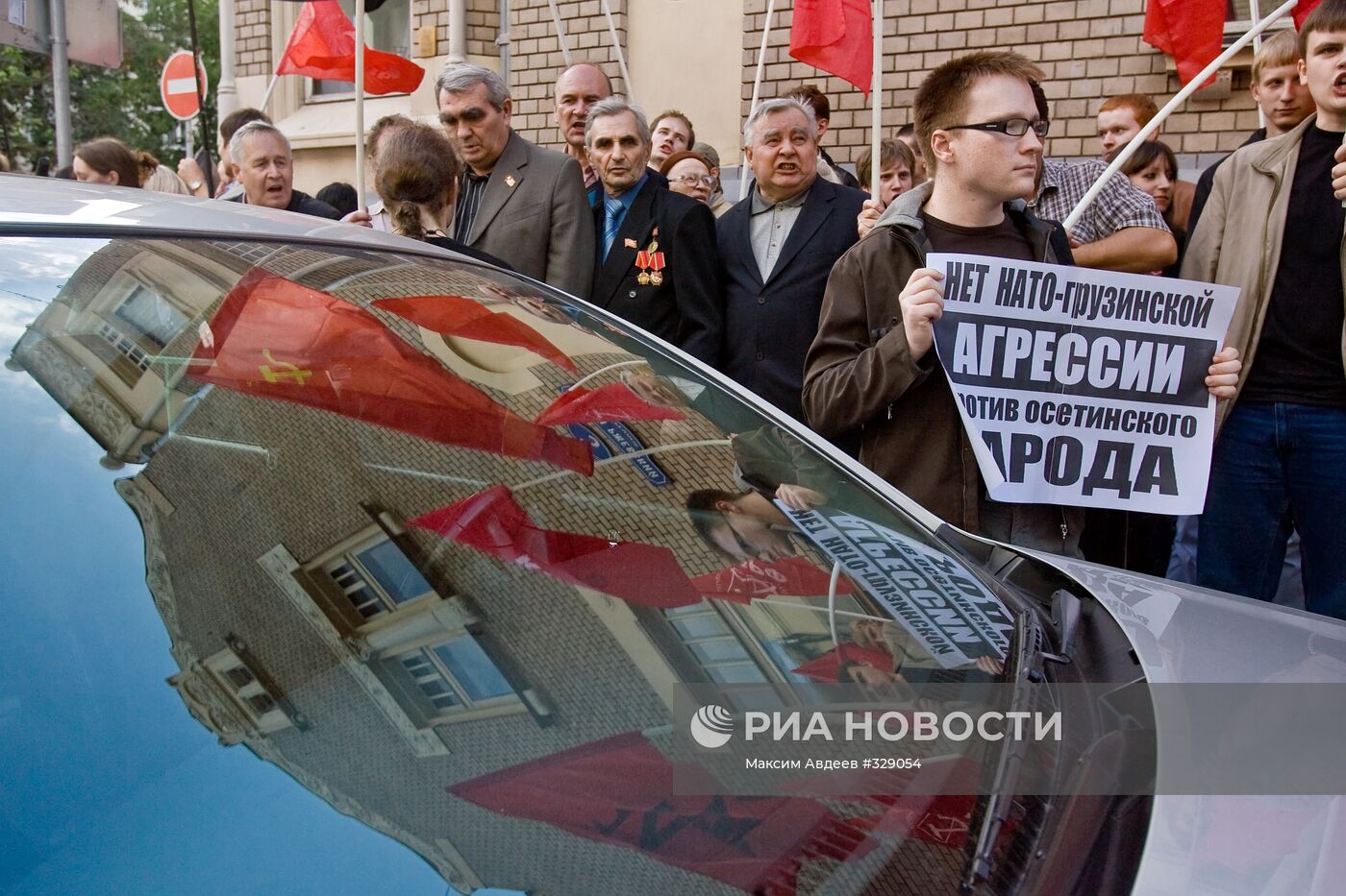 Пикет у грузинского посольства в Москве