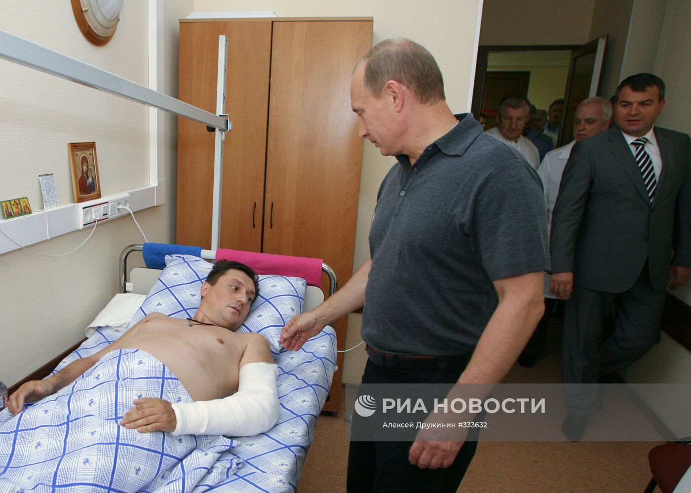 Премьер-министр РФ посетил в госпиталях раненых летчиков