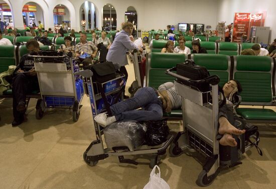 Пассажиры AiRUnion в аэропорту "Домодедово"