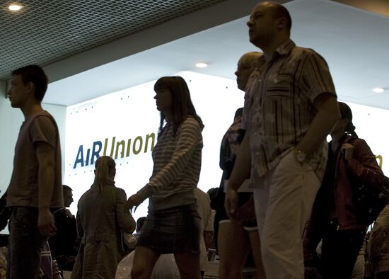 Пассажиры AiRUnion в аэропорту "Домодедово"