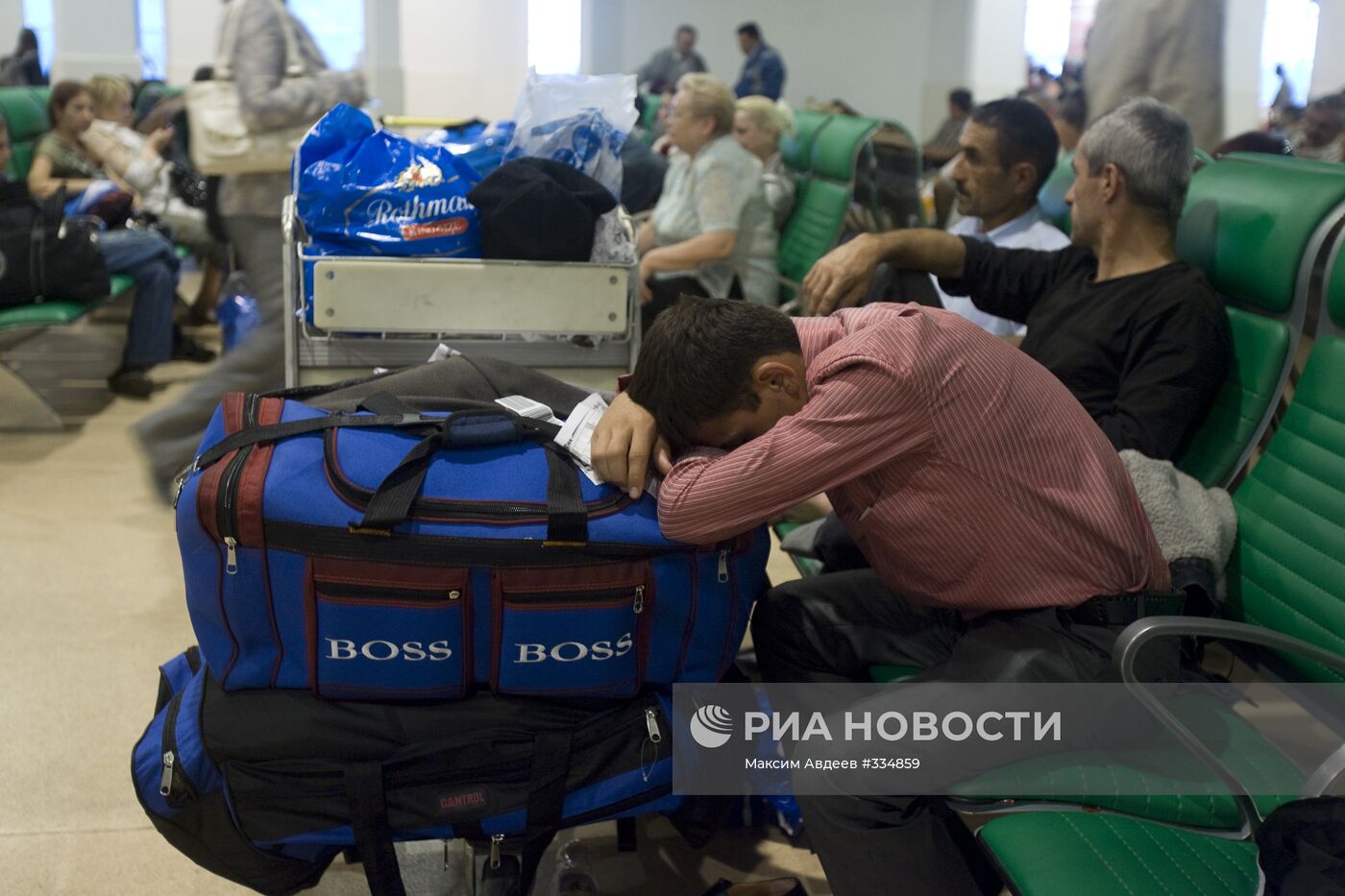 Пассажиры AiRUnion в аэропорту "Домодедово"