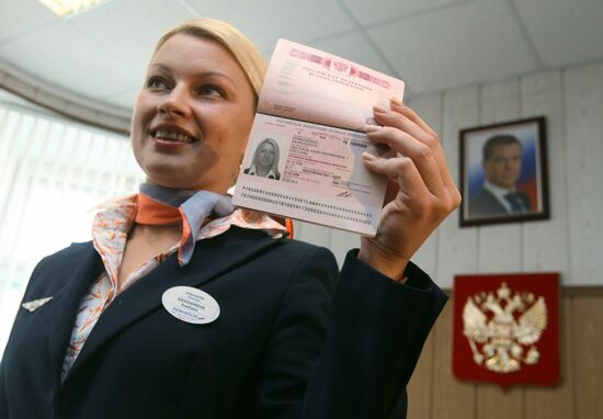 Вручение миллионного биометрического паспорта РФ