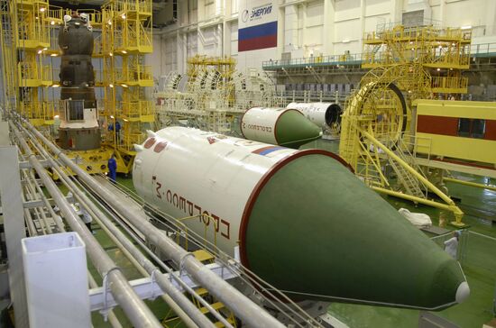Подготовка с запуску космического корабля "Прогресс М-65"