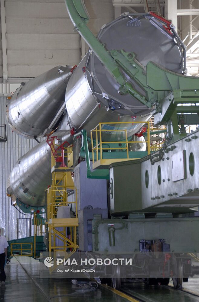 Подготовка с запуску космического корабля "Прогресс М-65"