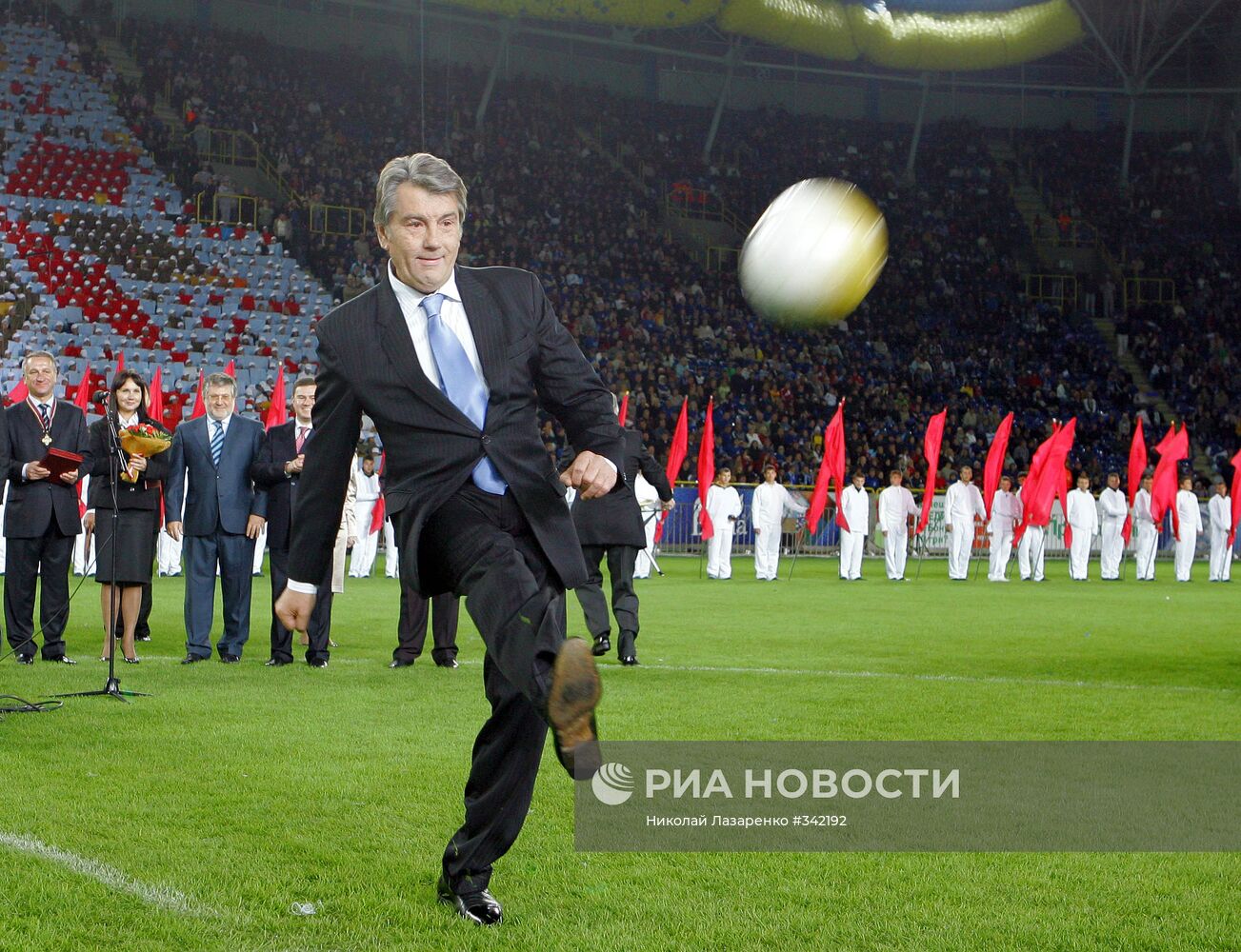 Президент Украины В. Ющенко на стадионе в Днепропетровске