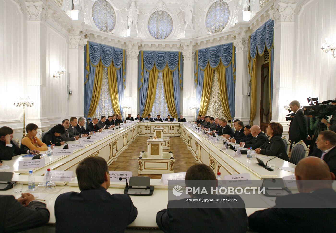 Премьер-министр В.Путин провел ряд встреч в Доме приемов