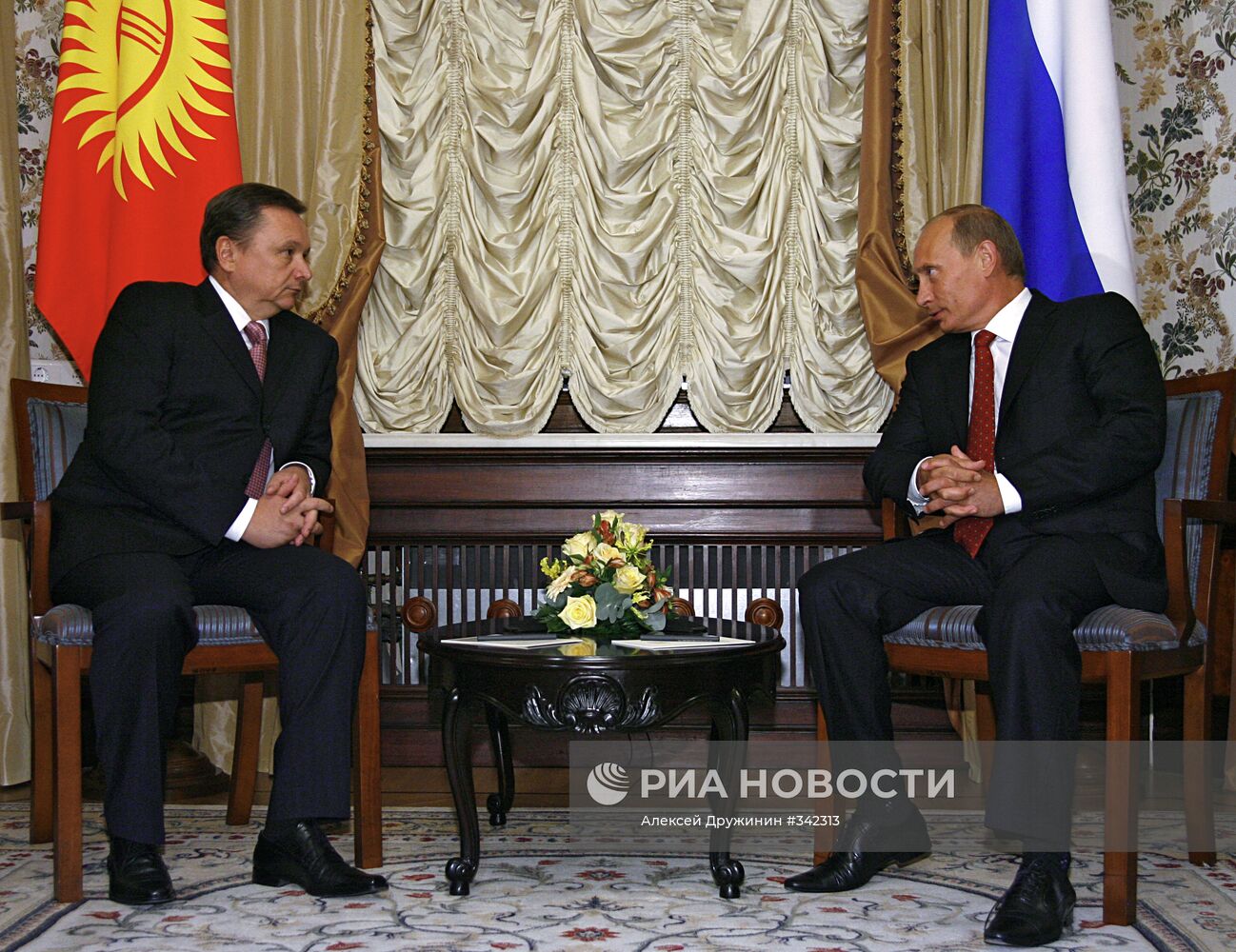 Премьер-министр РФ В.Путин и премьер-министр Киргизии И.Чудинов