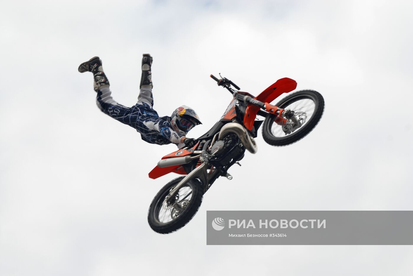 Фристайл мотокросс шоу Red Bull X-Fighters Exhibition