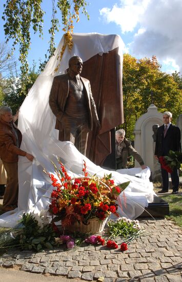 Памятник Михаилу Ульянову открыт на Новодевичьем кладбище