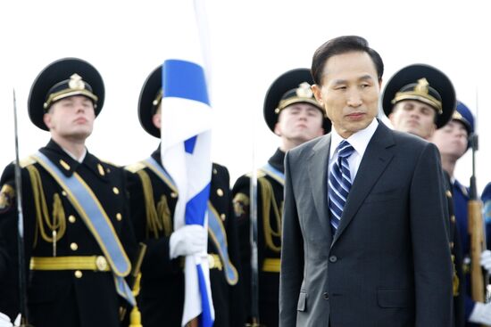Президент Южной Кореи Ли Мен Бак прибыл в Москву