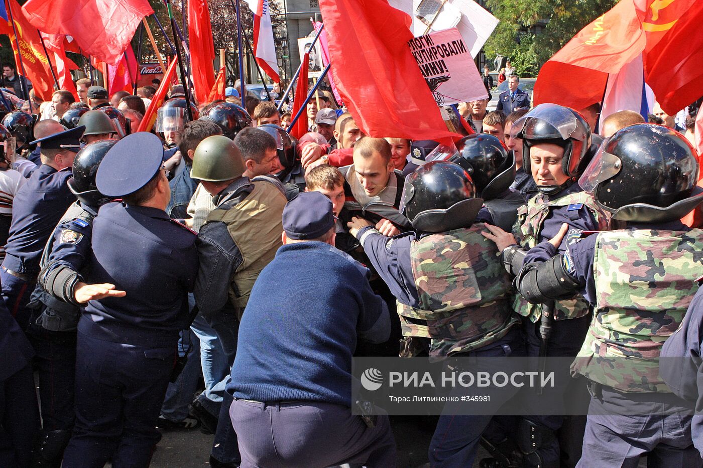 Потасовка во время митинга в Симферополе