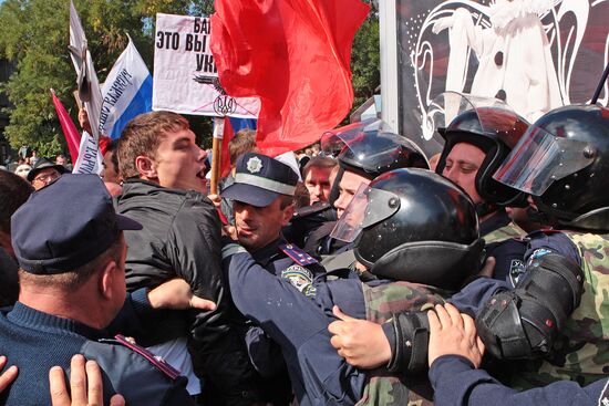 Потасовка во время митинга в Симферополе