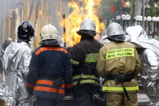 Пожар на газопроводе около метро "Водный стадион"