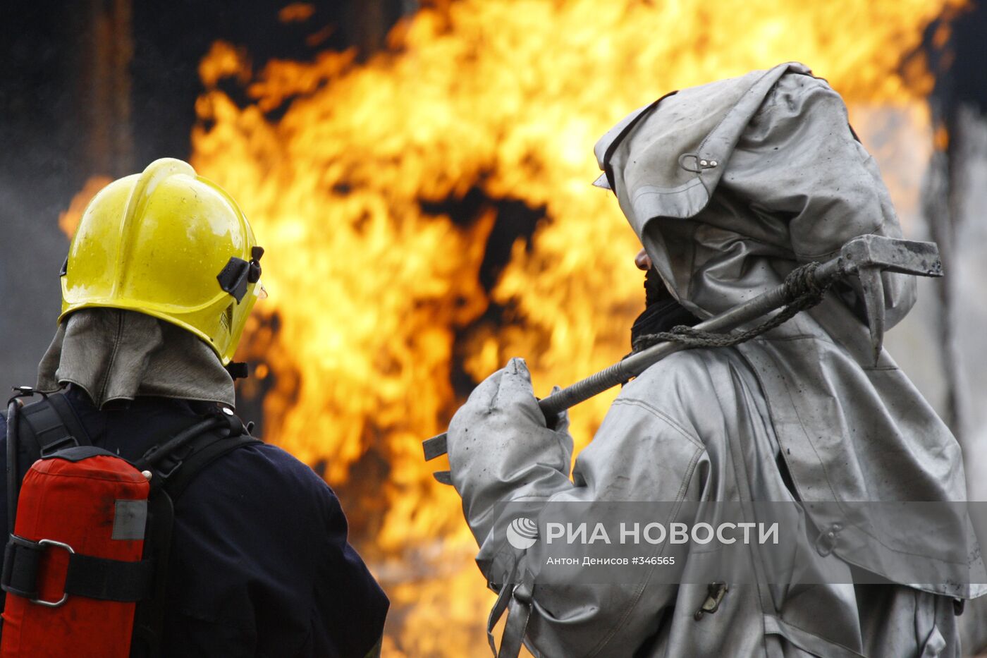 Пожар на газопроводе около метро "Водный стадион"