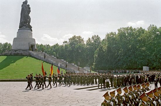 Парад у мемориала советским воинам в Берлине
