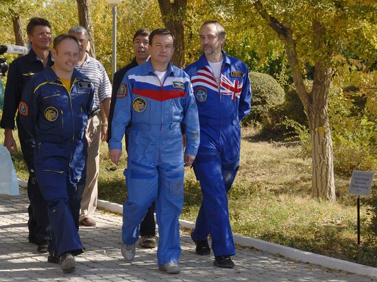Члены 18-й экспедиции на МКС на космодроме "Байконур"