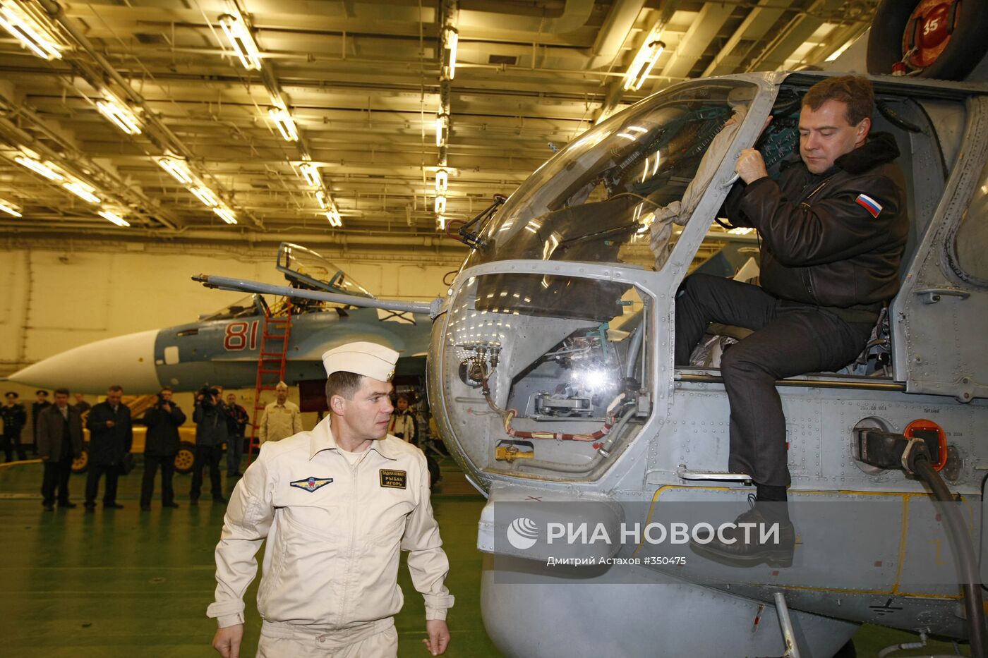 Президент РФ Д.Медведев на крейсере "Адмирал Н.Г. Кузнецов"